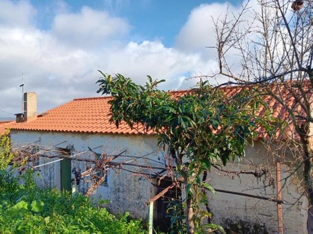 Moradia T2 com terreno na aldeia de Ladeira de Envendos, Mação