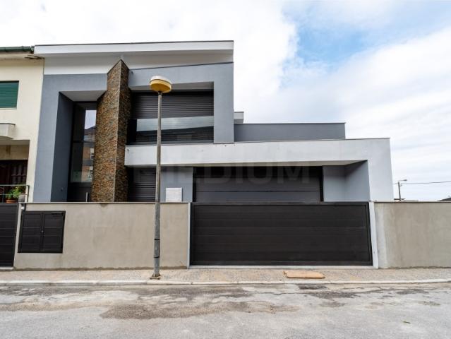 Moradia T3+1 3 suites com piscina Moreira da Maia