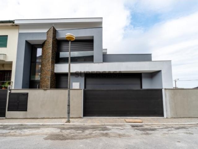 Moradia T3+1 3 suites com piscina Moreira da Maia