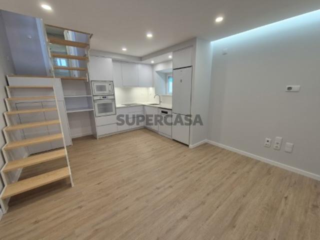 Moradia T3+1 totalmente remodelada no Centro Histórico da Lourinhã