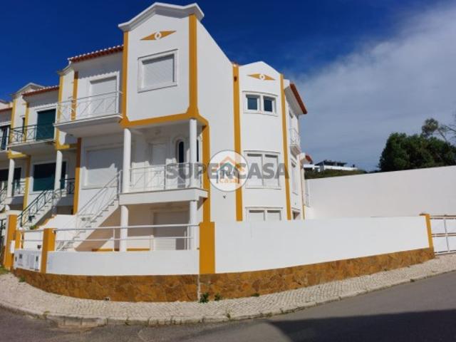 Moradia T3+1 Bi Familiar com Vista Serra e Mar no Centro Ericeira