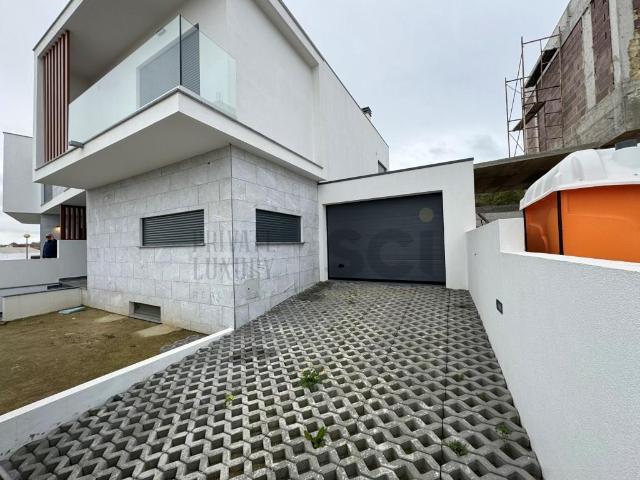 Moradia T3+1 | Cave | Funchalinho | 3 Suites | Nova 145m² Caparica e Trafaria