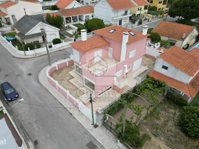 Moradia T3+1 Charneca da Caparica