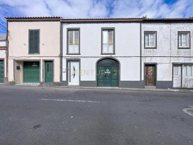 Moradia T3+1 com amplo quintal e garagem | Rosto de Cão São Roque – Perto do mar e de Ponta Delgada