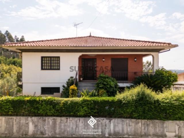 Moradia T3+1 com ampla área exterior em zona residencial calma de Oliveira de Azeméis