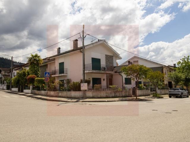 Moradia T3+1 com garagem e jardim no centro da Lousã