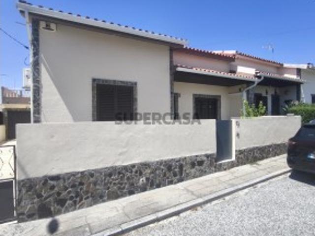 Moradia T3+1 com Garagem, Grande Logradouro e Sótão na Atalaia