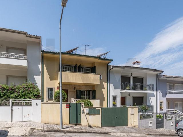 Moradia T3+1 com garagem para 3 viaturas em Lomar, Braga