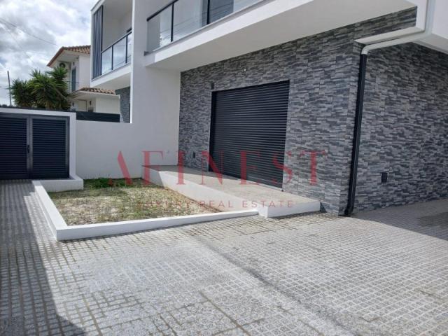 Moradia T3+1 com Excelentes Áreas e Espaço Exterior | Fernão Ferro