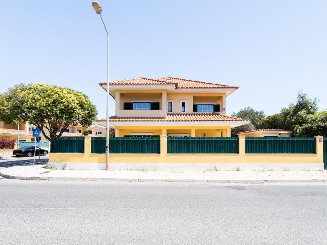 Moradia T3+1 com Jardim e Excelente Exposição solar em São Domingos de Rana, Concelho de Cascais | Conforto, Privacidade e Boa Localização