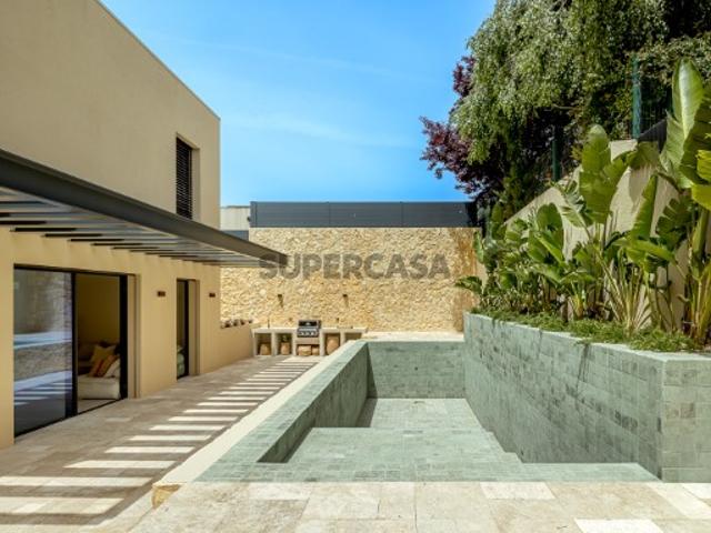 Moradia T3+1 com jardim, piscina e garagem, no Estoril