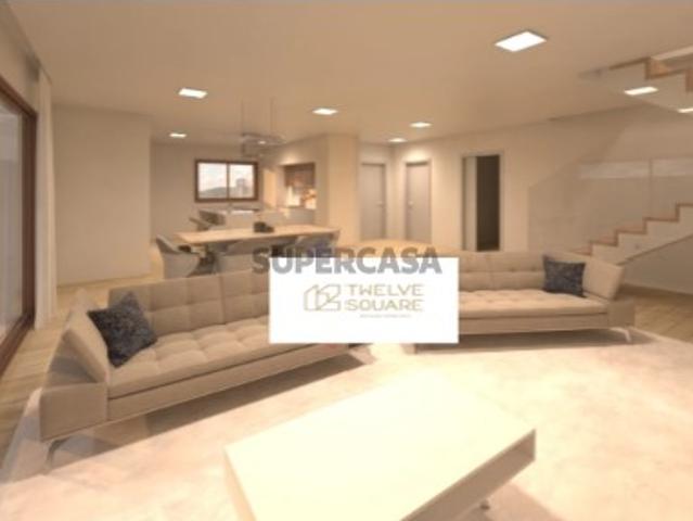Moradia T3+1 com logradouro 233 m2, excelente exposição solar. Fica a 10 minutos de Leiria
