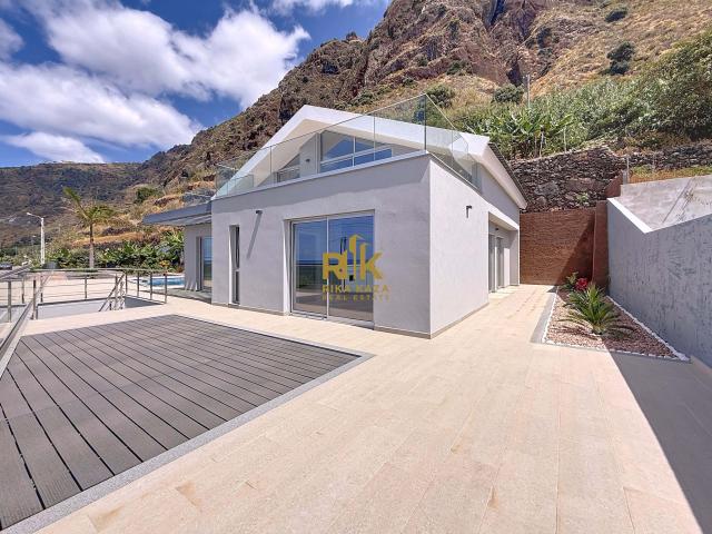 Moradia T3+1 com piscina e vista mar
