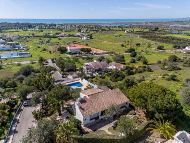 Moradia T3+1 com Piscina e Vista Mar nos Salgados Requinte e Elegância numa Localização Privilegiada