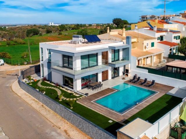 Moradia T3+1 com Piscina em Ferragudo, Algarve Próxima ao. 245m² Lagoa e Carvoeiro