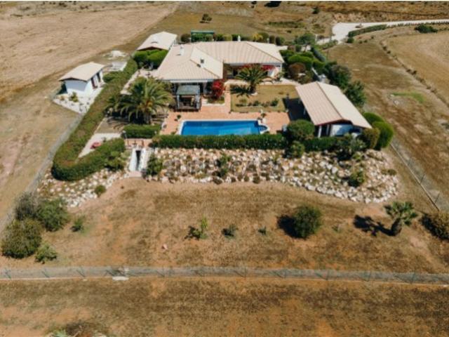 Moradia T3+1 com piscina, garagem, 3,6 ha de terreno Bensafrim
