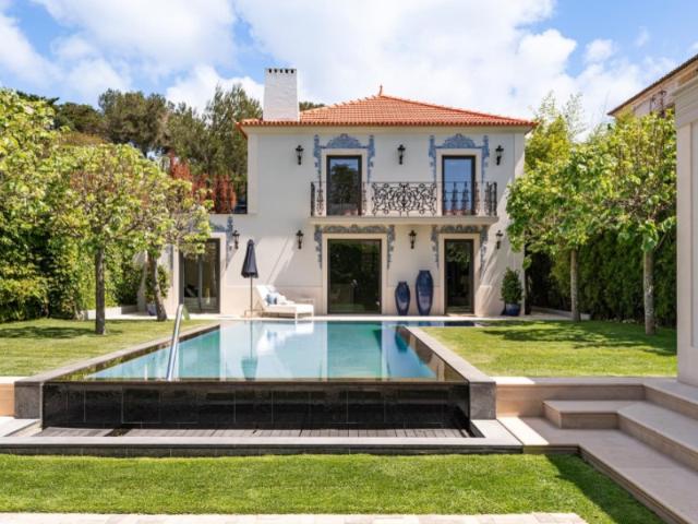 Moradia T3+1 com Piscina no Centro de Cascais Totalmente Renovada