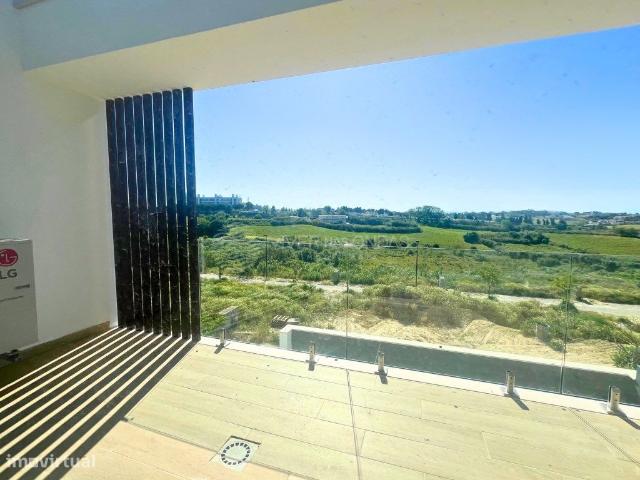 Moradia T3+1 com piscina, perto da praia na Caparica