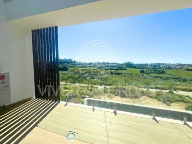 Moradia T3+1 com piscina, perto da praia na Caparica