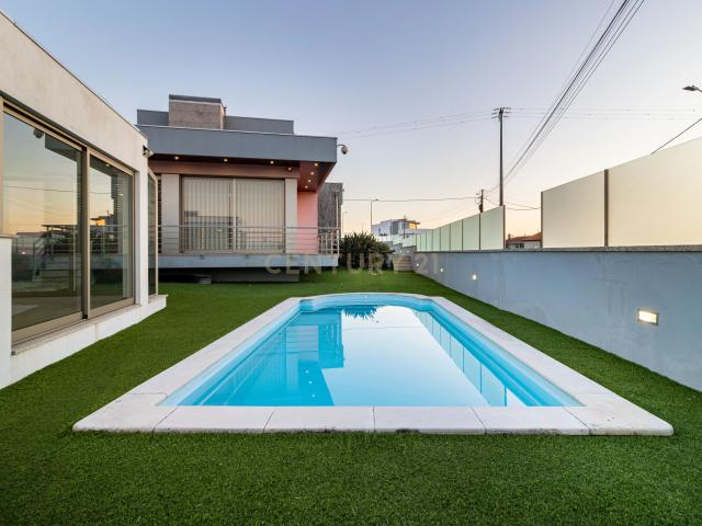 Moradia T3+1 com piscina Santa Maria da Feira