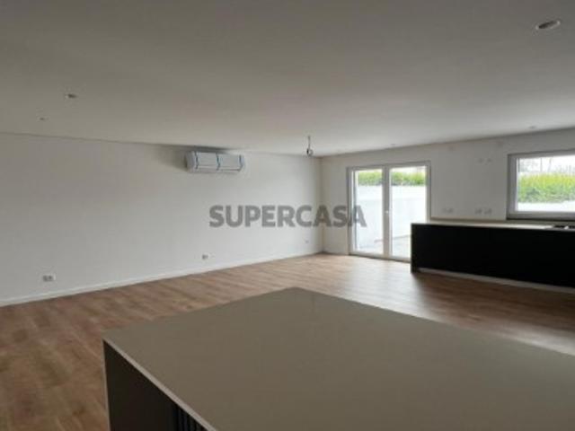Moradia T3+1 com Terraços e Arquitetura Moderna Entre o Mar e o Campo em Encarnação