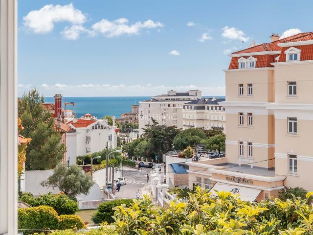 Moradia T3+1 com Vista Mar e Projeto de Expansão no Estoril