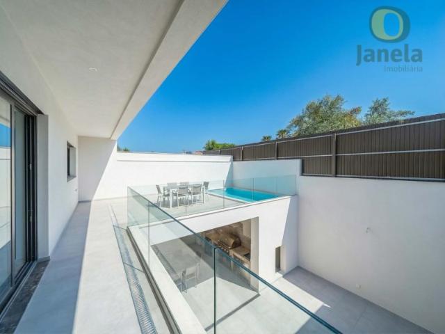 Moradia T3+1 Contemporânea com Piscina Privada, Gambelas Faro