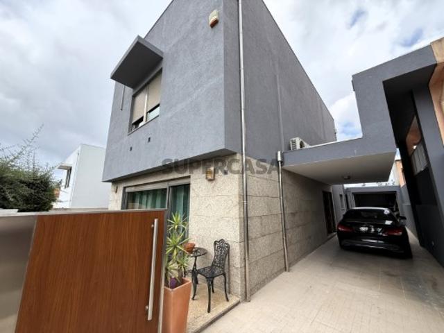 Moradia T3+1 de 4 Frentes com Jardim, Barbecue e Dupla Garagem em Serzedo Vila Nova de Gaia
