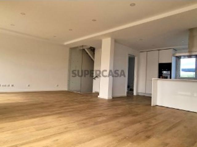 Moradia T3+1 arquitetura contemporânea, zona exclusiva de moradias em Pêra Almada