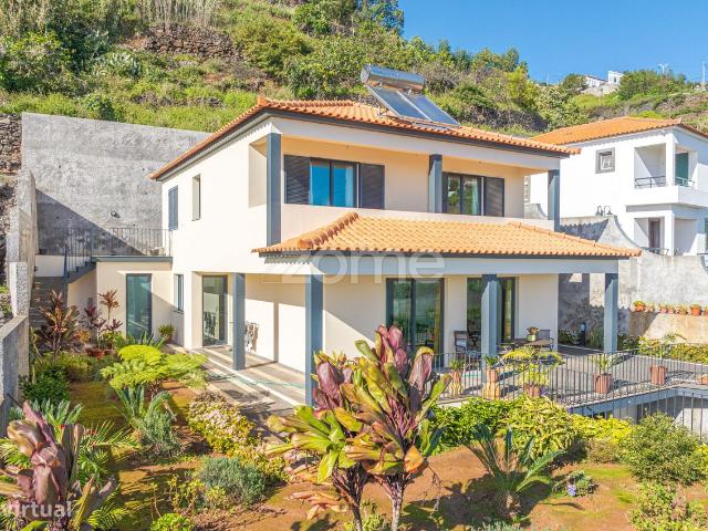Moradia T3+1 de Luxo com Vista Mar a Apenas 5 Minutos do Funchal!