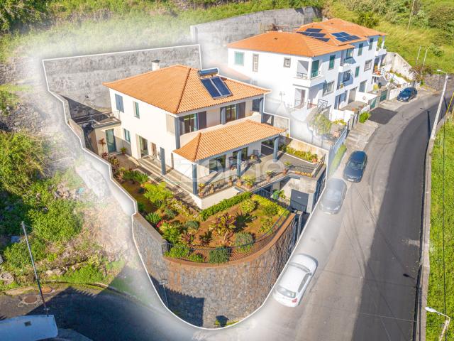 Moradia T3+1 de Luxo com Vista Mar a Apenas 5 Minutos do Funchal!