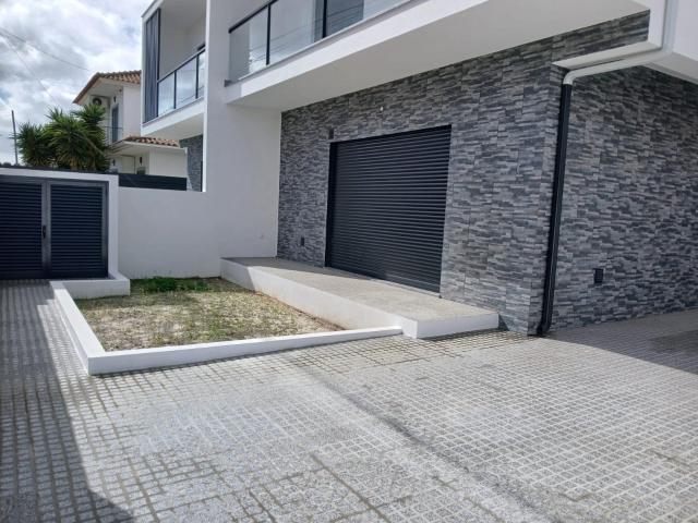 Moradia T3+1 Duplex Moderna em Fernão Ferro – Conforto, Espaço e Qualidade de Vida