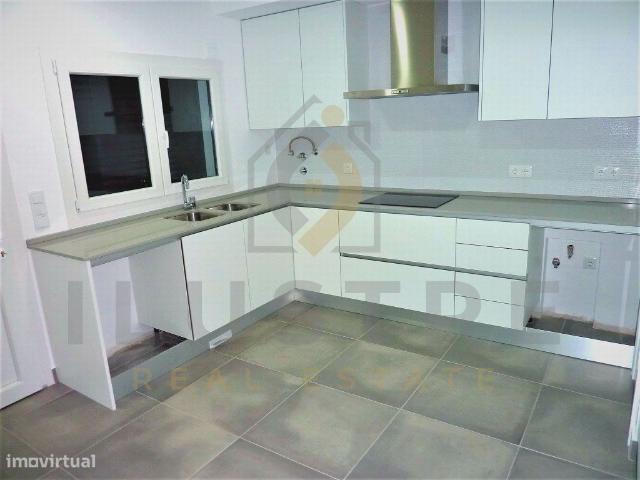 Moradia T3+1 em construo na zona de Ferno Ferro