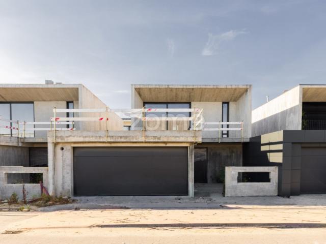 Moradia T3+1 em estrutura, em Frossos Braga