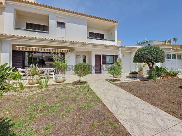 Moradia T3+1 Geminada com Jardim e Terreno de 532 m² em Albufeira