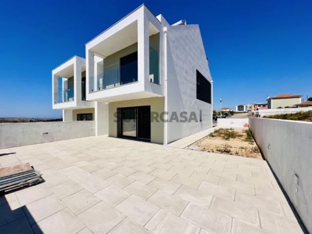 Moradia T3+1, jardim e espaço exterior I Encarnação I Mafra