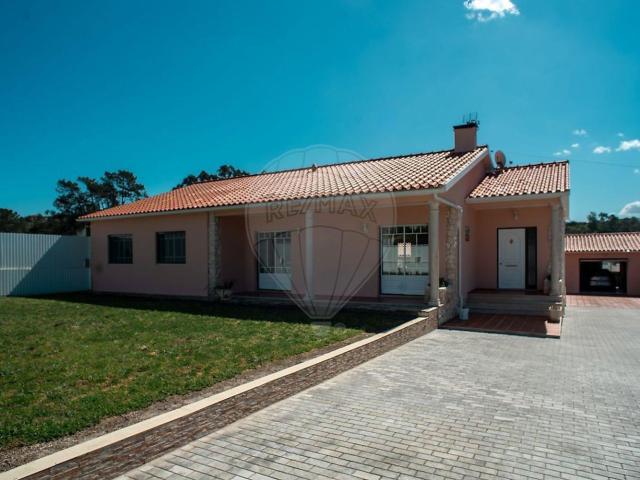 Moradia T3+1 localizada em Casal das Figueiras, lugar tranqu. 164m² Alcobaça