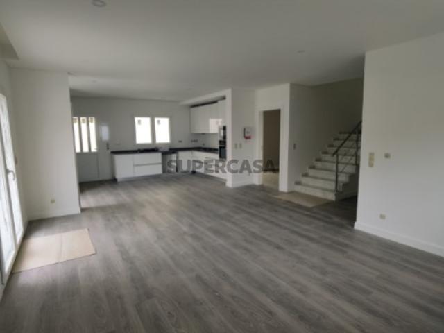 Moradia T3+1 NOVA | Bairro da Milharada, Famões