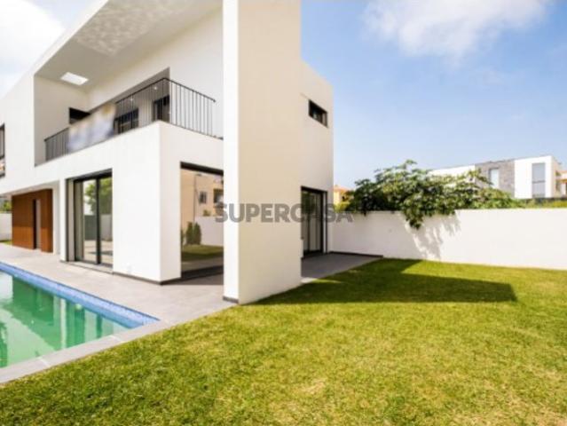 Moradia T3+1 nova com piscina, em Carcavelos