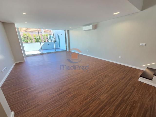 Moradia T3+1 NOVA, com Rooftop de 45 m2 | Famões, Odivelas
