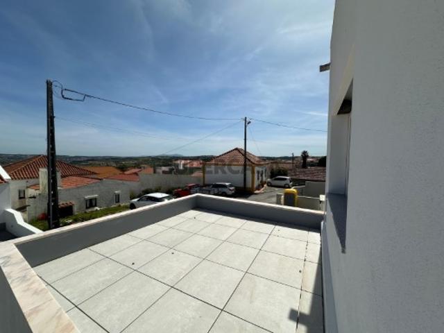 Moradia T3+1 NOVA com Suite e jardim com vista desafogada apenas a 5 minutos das praias Lourinhã