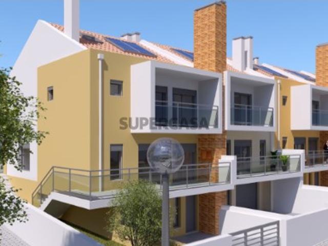 Moradia T3+1 NOVA junto às praias de Santa Cruz