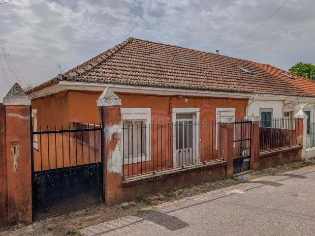 Moradia T3+1 para Renovação Total | Jardim | Rua das Tílias 130m² Ramada e Caneças