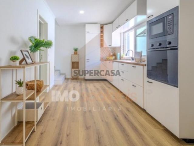 Moradia T3+1 Remodelada no Vale de Santarém | A 700m da Estação