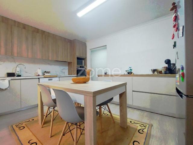 Moradia T3+1 renovada com garagem, logradouro e terraço em M. D`Aire
