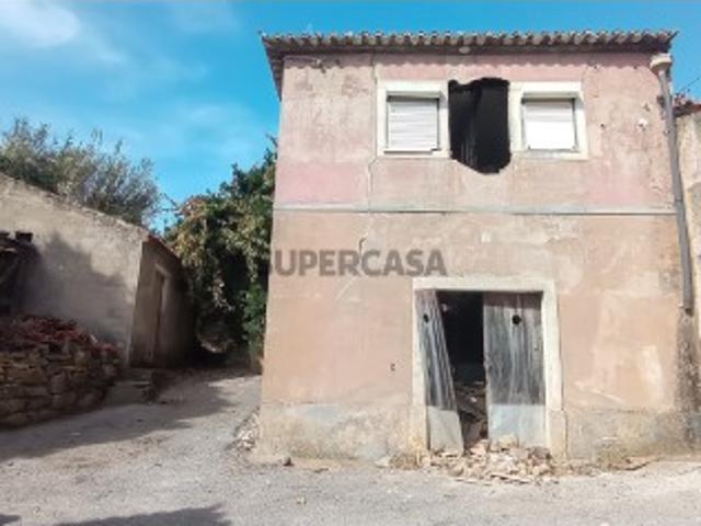Moradia T3+1 situada em Vale Benfeito, perto da Merceana, concelho de Alenquer