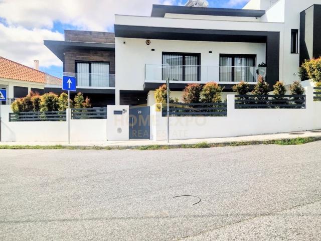 Moradia T3+2 2024 com Vista Tejo em Santa Iria de Azóia