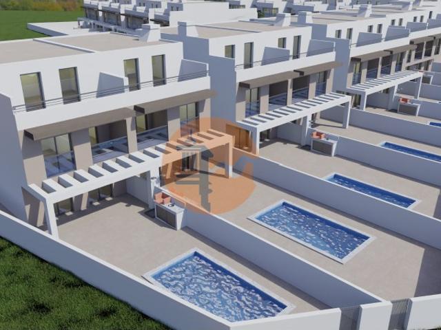 Moradia T3+2 com Piscina a Apenas 500 Metros da Praia da Lota