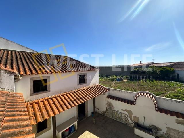 Moradia T3+2 de traça típica com pormenores únicos Terraço + Churrasqueira Zona muito tranquila Vimeiro, Lourinhã