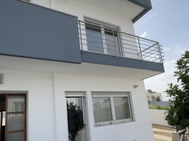Moradia T3+2 de excelência em Perosinho com jardim, garagem e vistas desafogadas
